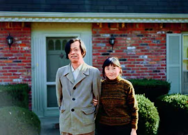 (后排右一为王小波,中排右一为李银河,最前排的小男孩为姚勇)1980年